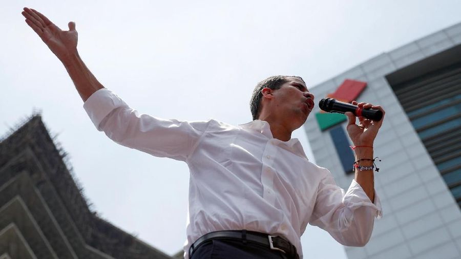 Pemimpin oposisi Venezuela Juan Guaido mengambil langkah turun ke jalan untuk merebut kekuasaan di Venezuela.