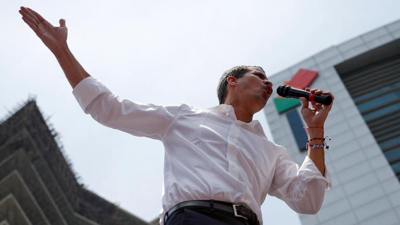 Pemimpin oposisi Venezuela Juan Guaido mengambil langkah turun ke jalan untuk merebut kekuasaan di Venezuela.