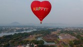 Foto udara ini menunjukkan balon udara yang diterbangkan di atas kota Hue di Vietnam dalam suatu festival balon udara. (Photo by Manan VATSYAYANA / AFP)