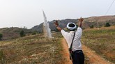 Berkah biksu itu bak doa yang diantarkan ke langit. (Ye Aung THU / AFP)