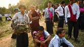 Ada makna tersendiri soal sorban itu. Warna terang itu melambangkan naga, yang mereka mintai berkah agar melimpahkan hujan dan tentu saja kesuksesan, atau uang yang banyak. (Ye Aung THU / AFP)