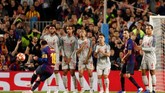 Berselang tujuh menit dari gol pertamanya, Messi mencetak gol kedua melalui tendangan bebas. (Action Images via Reuters/John Sibley)