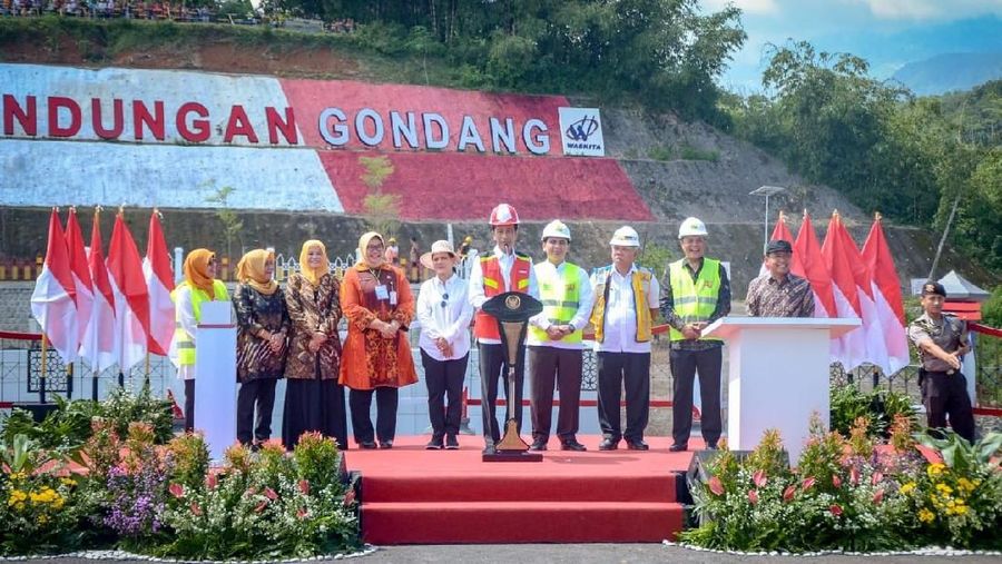 Jokowi menggelar rapat terbatas dengan topik percepatan pembangunan Jawa Tengah dan Jawa Timur di Istana Kepresidenan Bogor, Jawa Barat.