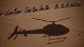 Para peserta memacu sepeda mereka dalam ajang balapan sepeda gunung Titan Desert 2019 yang tahun ini memasuki penyelenggaraan ke-14 kali. Mereka sedang mmebalap di antara kota Merzouga dan Massici di Moroko. (Photo by FRANCK FIFE / AFP)