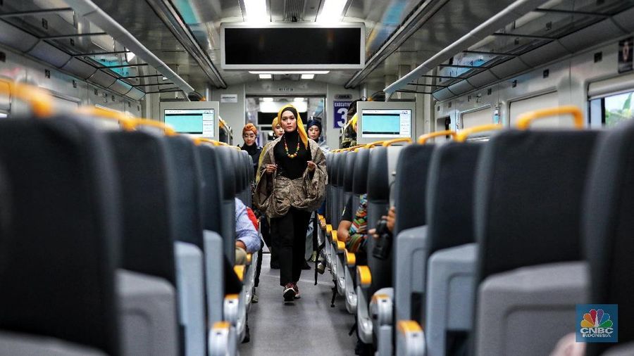 Fashion Show on Train ini juga digelar untuk meningkatkan semangat ibu-ibu mustahik dalam memproduksi kain