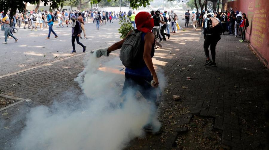 Pemimpin oposisi Venezuela Juan Guaido mengambil langkah turun ke jalan untuk merebut kekuasaan di Venezuela.