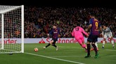 Lionel Messi menggandakan keunggulan Barcelona pada menit ke-75. Bola yang ditendang Luis Suarez mengenai mistar gawang dan memantul ke arah Messi. (REUTERS/Albert Gea)