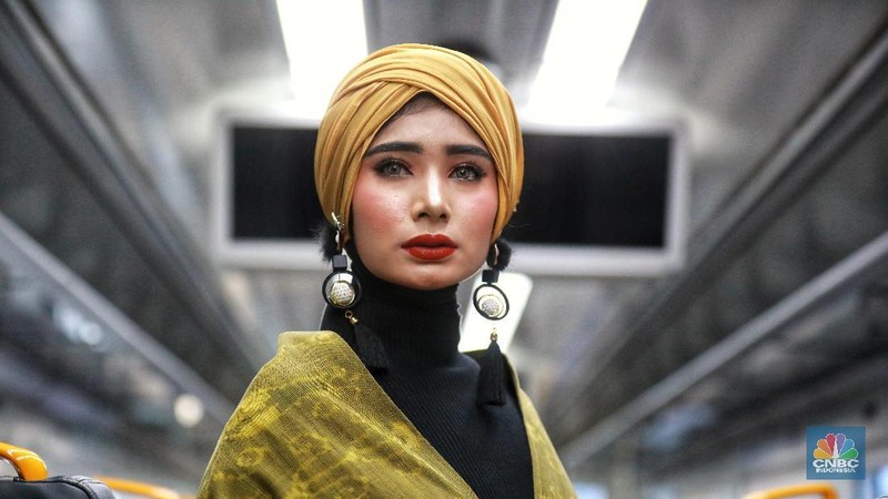 Fashion Show on Train ini juga digelar untuk meningkatkan semangat ibu-ibu mustahik dalam memproduksi kain