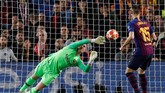 Kendati tertinggal 0-1, Liverpool tetap tampil semangat. Pada awal babak kedua sepakan James Milner ditepis Marc-Andre ter Stegen. (REUTERS/Albert Gea)