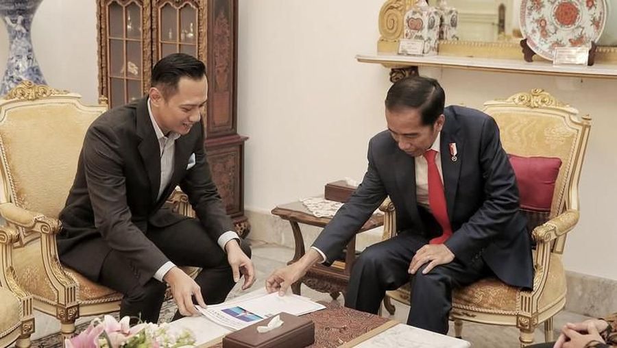 Berdasarkan pantauan, AHY telah tiba di Istana Kepresidenan, pada pukul 15.45 WIB, dan segera masuk ke dalam istana.