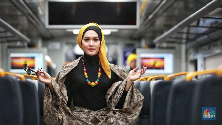 Fashion Show on Train ini juga digelar untuk meningkatkan semangat ibu-ibu mustahik dalam memproduksi kain