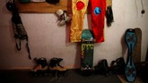 Sarhan mengaku ia dan beberapa temannya merasa cukup kesulitan untuk mendapatkan perlengkapan skateboard, lantaran konflik antara Israel dan Palestina yang tak kunjung usai.