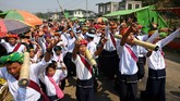 Selain ‘menitip’ doa pada roket, masyarakat Pa’O juga bernyanyi-nyanyi serta menari. (Ye Aung THU / AFP)
