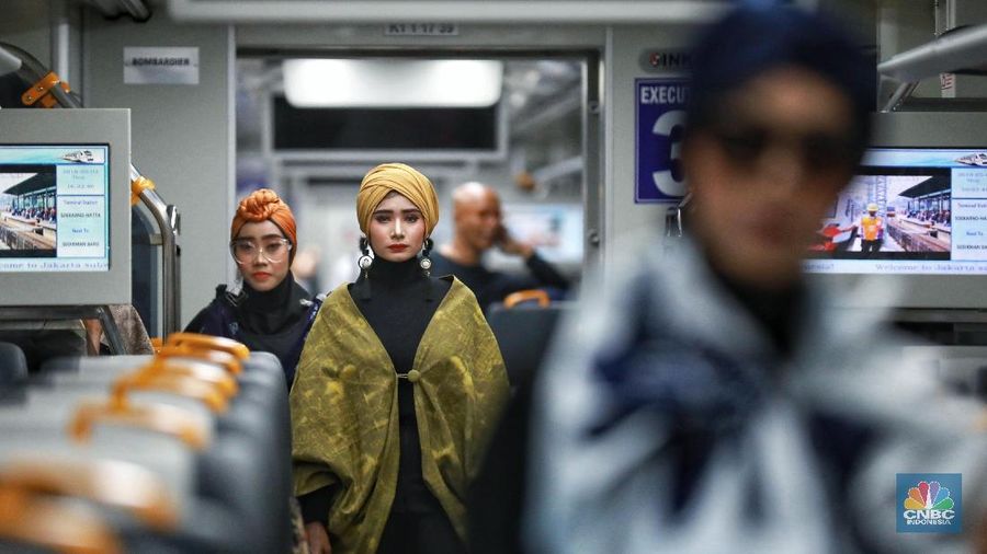 Fashion Show on Train ini juga digelar untuk meningkatkan semangat ibu-ibu mustahik dalam memproduksi kain