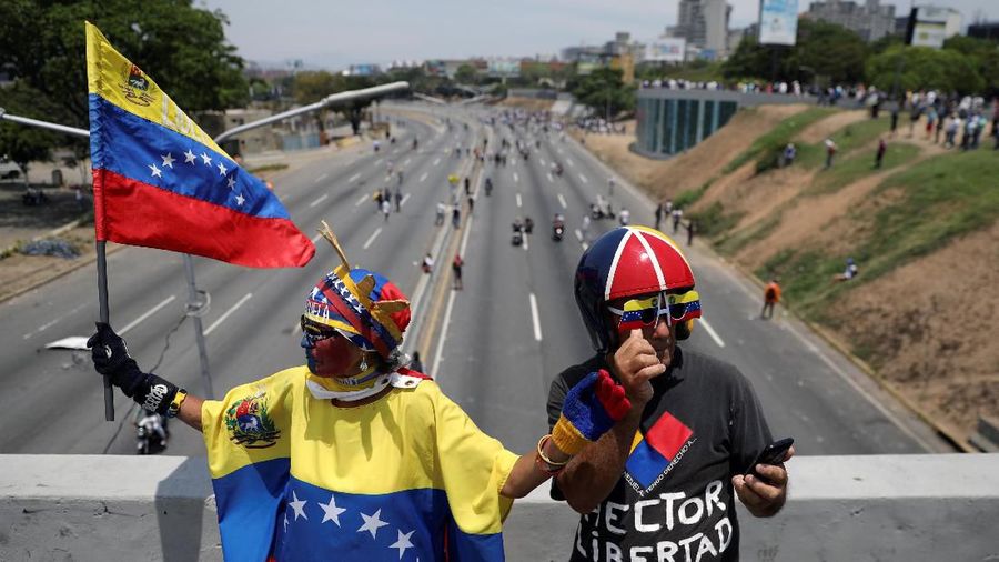 Supporters of Venezuelan opposition leader Juan Guaido, who many nations have recognised as the country's rightful interim ruler, take part in a rally against the government of Venezuela's President Nicolas Maduro and to commemorate May Day in Caracas Venezuela, May 1, 2019. REUTERS/Manaure Quintero NO RESALES. NO ARCHIVES
