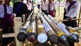 Masing-masing roket yang dibuat sepanjang maksimal 90 cm dan berdiameter 3 cm, akan diberkati oleh seorang biksu sebelum ditembakkan ke udara. (Ye Aung THU / AFP)