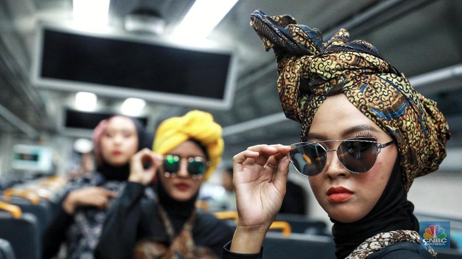 Fashion Show on Train ini juga digelar untuk meningkatkan semangat ibu-ibu mustahik dalam memproduksi kain