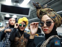 Lenggak-lenggok Para Model di Gerbong Kereta Bandara