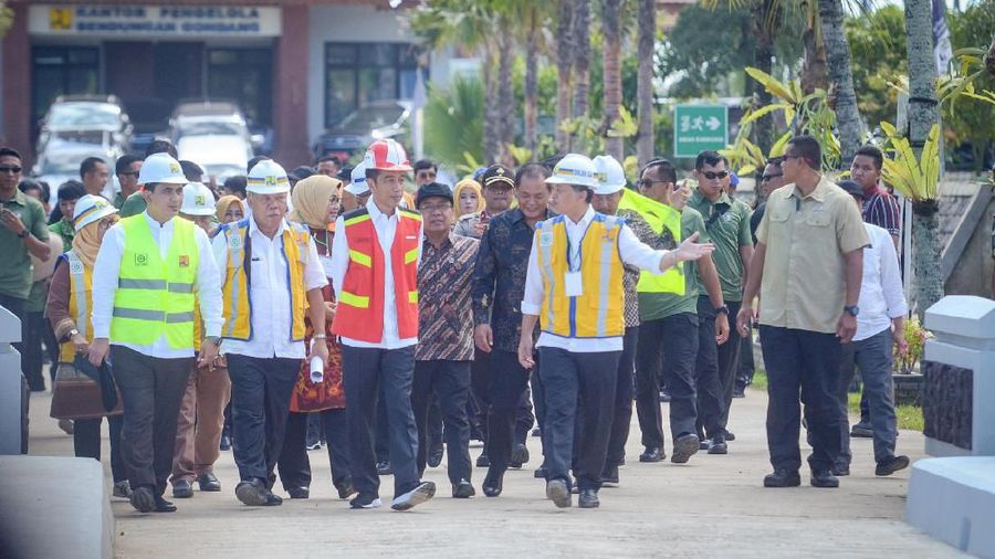 Jokowi sempat menanggapi pidato yang bersemangat dan api-api yang disampaikan oleh Bupati Karanganyar Juliyatmono.