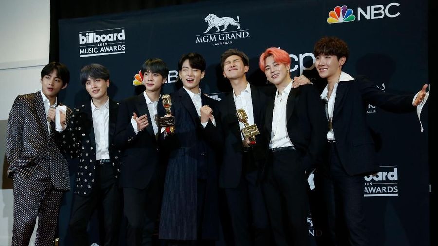 2019 Billboard Music Awards– Ruang Foto - Las Vegas, Nevada, AS, 1 Mei 2019 - BTS berpose di belakang panggung dengan penghargaan mereka untuk Duo / Grup Top dan Artis Sosial Top. (REUTERS / Steve Marcus)