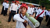 Roket-roket mereka buat dengan tangan, tak berisi nuklir seperti milik Korea Utara atau Amerika. Selongsongnya dibuat dari bambu, tapi di dalamnya ada 40 kg bahan peledak. (Ye Aung THU / AFP)
