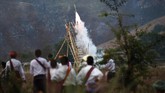 Mereka yakin ada naga perempuan dan kekuatan penyihir yang disebut ‘weiza’ yang akan mengabulkan permintaan mereka. Dalam konteks ini mereka meminta hujan agar panen sukses. (Ye Aung THU / AFP)