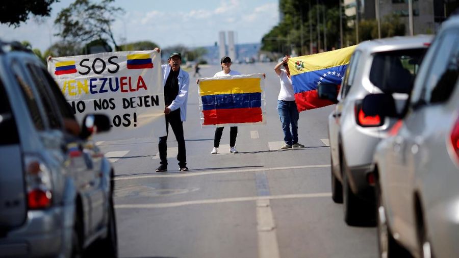 Pendukung pemimpin oposisi Venezuela Juan Guaido, yang diakui banyak negara sebagai penguasa sementara sah negara itu, menghadiri demonstrasi di Brasilia, Brasil 1 Mei 2019. REUTERS / Adriano Machado
