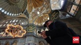 Di beberapa sudut museum Hagia Sophia. terdapat kaligrafi bernuansa Islam dan lukisan bernuansa Kristen. (CNNIndonesia/Agustiyanti)
