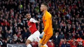 Arsenal hanya butuh waktu tujuh menit untuk menyamakan kedudukan lewat Alexandre Lacazette, yang dengan mudah menceploskan bola ke gawang yang kosong usai menerima umpan Pierre-Emerick Aubameyang. (REUTERS/David Klein)