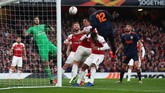 Valencia unggul lebih dulu pada menit ke-11 melalui sundulan Mouctar Diakhaby setelah menerima umpan Rodrigo. (REUTERS/Eddie Keogh)