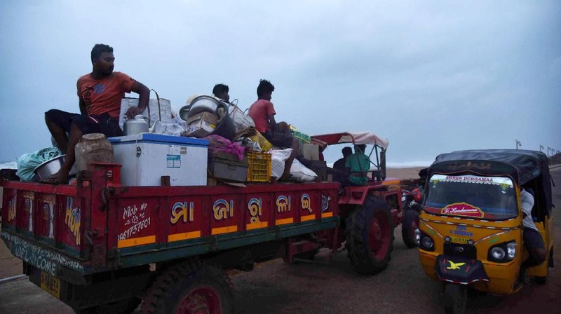 Negara di India telah mengevakuasi lebih dari satu juta orang kelompok keluarga yang paling rentan tinggal di sepanjang pantai dataran rendah