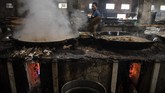 Pekerja memasak makanan ringan dengan gas PGN di pusat pengolahan makanan. (M Agung Rajasa).