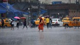 Akibat badai tersebut, dua orang dilaporkan tewas. (Reuters/Rupak De Chowdhuri)