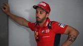 Pebalap Ducati Andrea Dovizioso berdiri jelang digelarnya konferensi MotoGP Spanyol 2019 di Sirkuit Jerez-Angel Nieto, Kamis (2/5). (GABRIEL BOUYS / AFP)