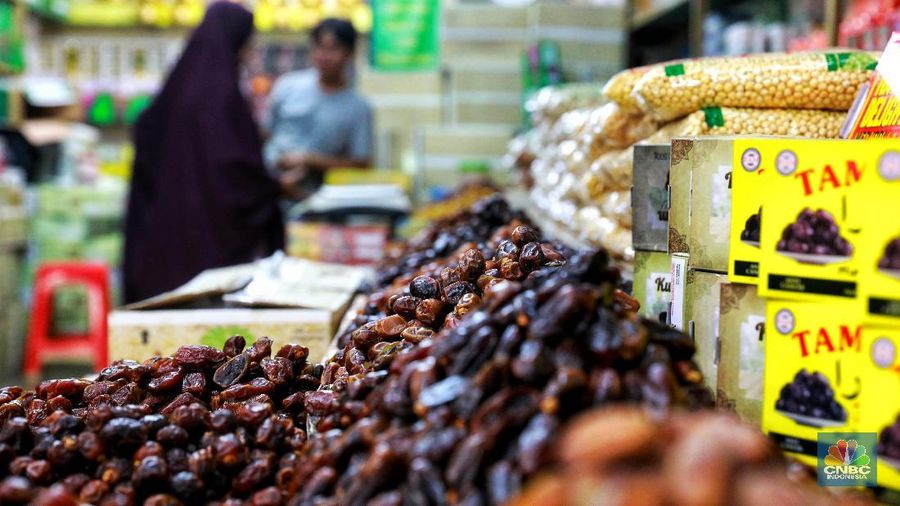 Pedagang kurma menata barang dagangannya di Pasar Tanah Abang, Jakarta, Jumat (3/5/2019). Menjelang bulan Ramadan, permintaan buah kurma meningkat dua kali lipat dibanding hari biasa. Harga kurma yang dijual bervariasi tergantung jenis dari Rp 30.000 hingga Rp. 300.000. (CNBC Indonesia/Andrean Kristianto)