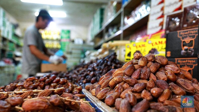 Menjelang bulan Ramadan, permintaan buah kurma meningkat dua kali lipat dibanding hari biasa.