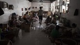 Pekerja menggunakan gas PGN saat membungkus oleh-oleh makanan ringan di pusat pengolahan makanan ringan (M Agung Rajasa).