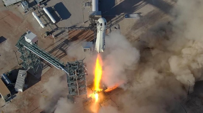 Roket Blue Origin New Shepard lepas landas dari launchpad selama penerbangan uji ke-11 ke ruang angkasa