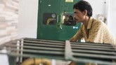 Pekerja melintas di depan gardu gas PGN di pusat pengolahan makanan ringan Klitik Irwan di Cirebon, Jawa Barat. (M Agung Rajasa)
