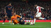 Alexandre Lacazette nyaris menciptakan hattrick pada menit ke-67. Namun, tendangan penyerang asal Prancis itu secara gemilang diblok Neto. (REUTERS/Eddie Keogh)