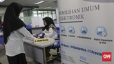 Petugas melakukan simulasi alat E-Voting di gedung Badan Pengkajian dan Penerapan Teknologi (BPPT) di Jakarta, Jumat, 3 Mei 2019. (CNN Indonesia/Adhi Wicaksono)