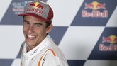 Pebalap Repsol Honda Marc Marquez tertawa dalam konferensi pers. Marquez merupakan juara bertahan MotoGP Spanyol. (JORGE GUERRERO / AFP)
