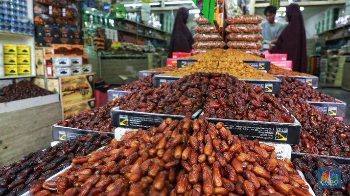 Jelang Bulan Ramdhan, Permintaan Kurma Meningkat Pedagang kurma menata barang dagangannya di Pasar Tanah Abang, Jakarta, Jumat (3/5/2019). Menjelang bulan Ramadan, permintaan buah kurma meningkat dua kali lipat dibanding hari biasa. Harga kurma yang dijual bervariasi tergantung jenis dari Rp 30.000 hingga Rp. 300.000. (CNBC Indonesia/Andrean Kristianto)