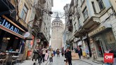 Menara Galata berusia lebih dari 600 tahun. Dahulu, menara bebatuan ini digunakan sebagai menara pengawas pertahanan kota. (CNNIndonesia/Agustiyanti)