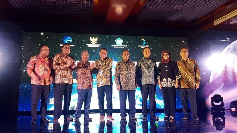Indonesia akan segera memiliki satelit terbesar di Asia. Hal ini terealisasi melalui satelit multifungsi Indonesia bernama Satelit Republik Indonesia (Satria).