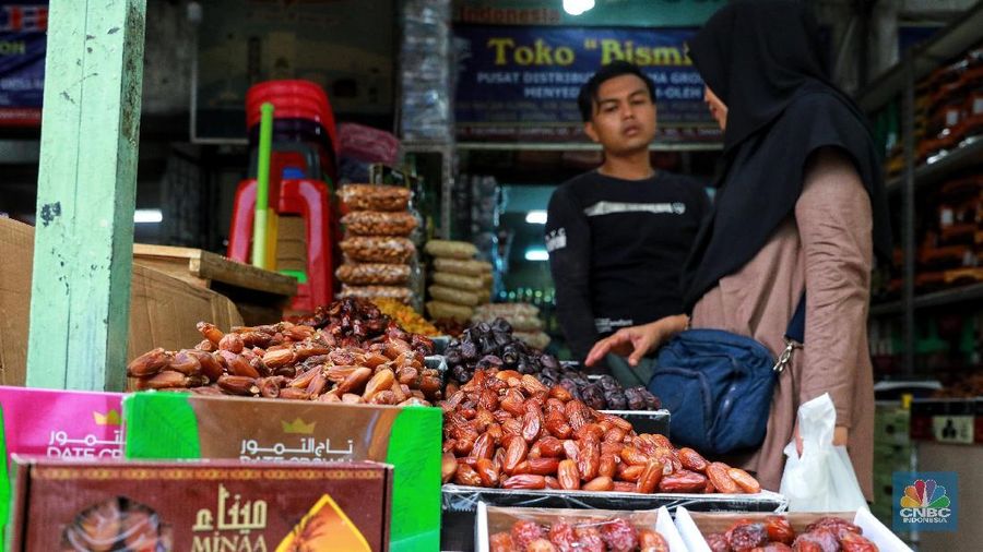 Pedagang kurma menata barang dagangannya di Pasar Tanah Abang, Jakarta, Jumat (3/5/2019). Menjelang bulan Ramadan, permintaan buah kurma meningkat dua kali lipat dibanding hari biasa. Harga kurma yang dijual bervariasi tergantung jenis dari Rp 30.000 hingga Rp. 300.000. (CNBC Indonesia/Andrean Kristianto)
