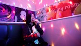 Mereka tak segan menghabiskan ribuan dolar untuk mengunjungi Korea Selatan sebagai basis K-Pop, untuk kemudian berusaha sekuat tenaga masuk ke Acopia, sebuah sekolah di Seoul yang 'mendidik' muridnya untuk jadi idola. (REUTERS/Kim Hong-Ji)