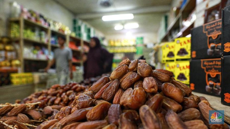 Pedagang kurma menata barang dagangannya di Pasar Tanah Abang, Jakarta, Jumat (3/5/2019). Menjelang bulan Ramadan, permintaan buah kurma meningkat dua kali lipat dibanding hari biasa. Harga kurma yang dijual bervariasi tergantung jenis dari Rp 30.000 hingga Rp. 300.000. (CNBC Indonesia/Andrean Kristianto)