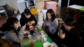 Demi menggapai mimpi jadi idola, gadis-gadis yang mendaftar masuk di Acopia ini harus mengeluarkan dana sekitar $3000 atau setara Rp42 juta. (REUTERS/Kim Hong-Ji)