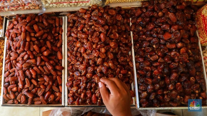 Menjelang bulan Ramadan, permintaan buah kurma meningkat dua kali lipat dibanding hari biasa.